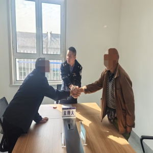 “警察同志，我的蜂箱被人砸了！”